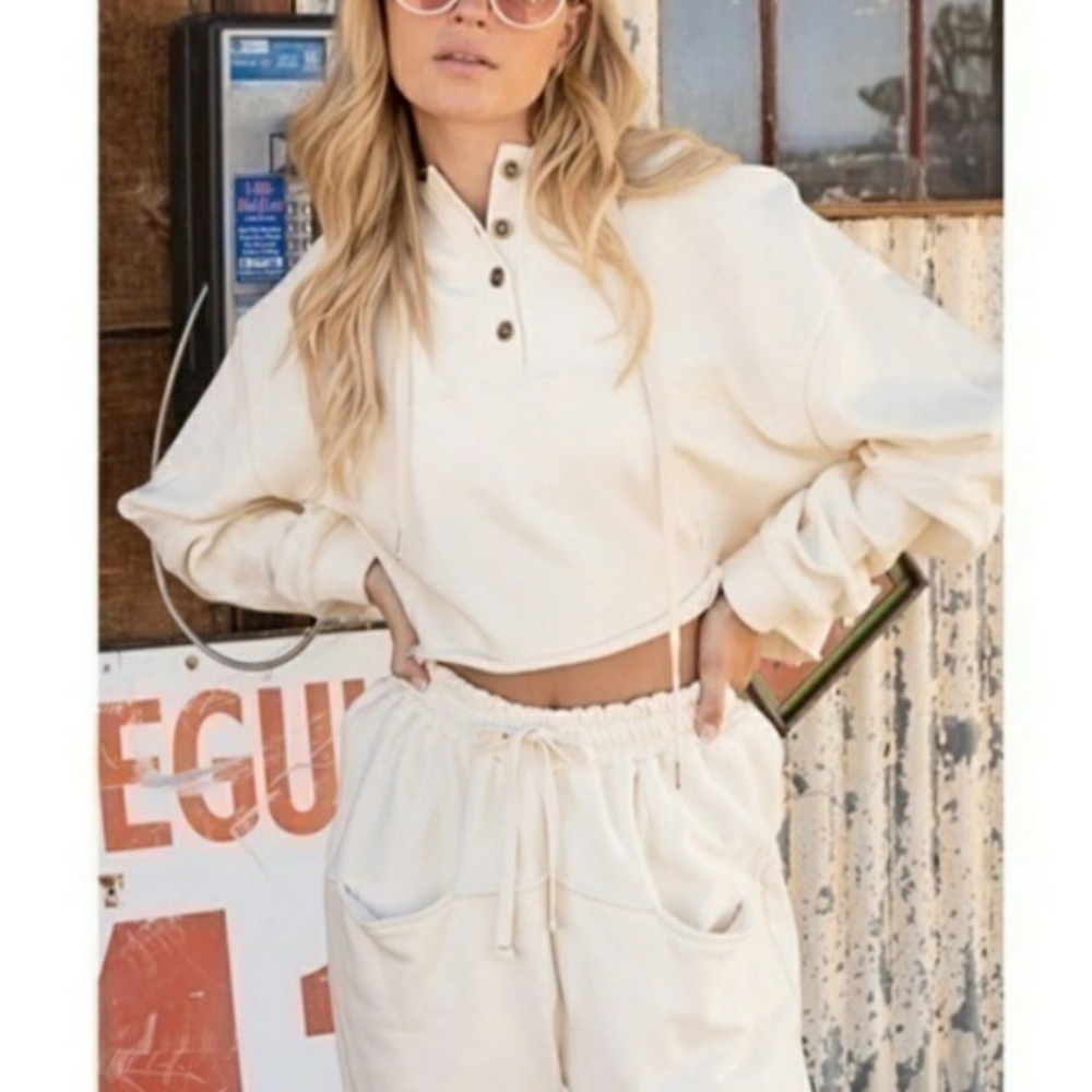 Cream Cropped Sweatshirt Sz M, NWT
